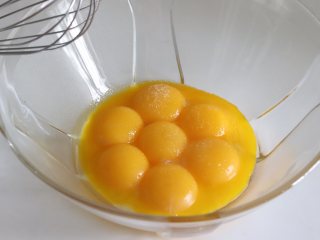 4、鲜橙方块大蛋糕,倒入橙汁，继续做搅打乳化过程。