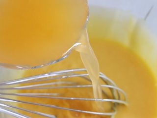 5、鲜橙方块大蛋糕,蛋液充分的乳化以后