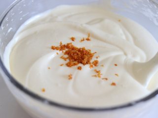 11、鲜橙方块大蛋糕,倒入橙皮碎翻拌匀。