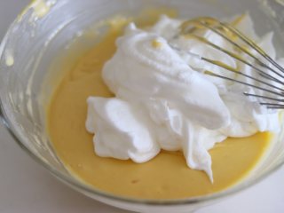 9、鲜橙方块大蛋糕,蛋黄糊，再搅拌匀，接着取一部分蛋白霜，放到蛋黄糊中，用蛋抽翻拌匀。