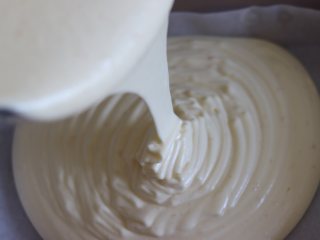 12、鲜橙方块大蛋糕,倒入准备好的学厨13寸深烤盘中。