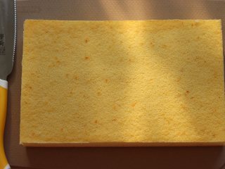 16、鲜橙方块大蛋糕,切掉四周，就得到了一个长方形的大蛋糕。