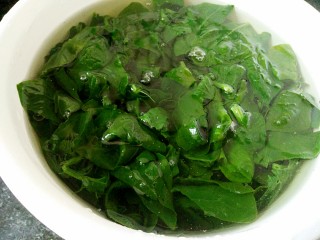 1、百财饺子,将菠菜择洗干净取叶，放开水中烫熟拔凉备用。