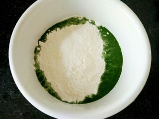 3、百财饺子,加入适量的面粉