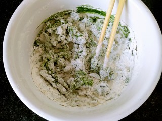 4、百财饺子,用筷子搅拌成面穗状。