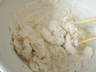 7、百财饺子,加适量的水搅成面穗。