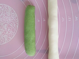9、百财饺子,两块面团分别揉成长条。