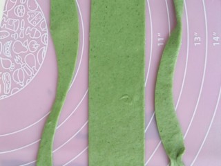 10、百财饺子,一块绿面团擀成长条状薄饼