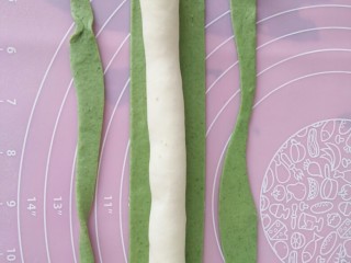 11、百财饺子,白面团搓成长条状，放在绿面片中间，如图