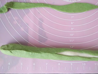 12、百财饺子,然后将绿面片的两边包裹白面。