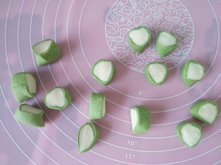 14、百财饺子,用锋利的刀子。切下面挤