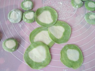 16、百财饺子,擀成中间厚边缘薄饺子皮状。