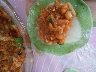 17、百财饺子,取饺子皮里面包饺子馅