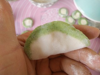 18、百财饺子,两手将饺子皮两边对折捏紧。