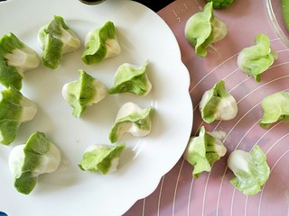 19、百财饺子,两个大拇指往下按。出来图中形状，漂亮的白菜（百财）饺子就做好啦。可以蒸煮煎。