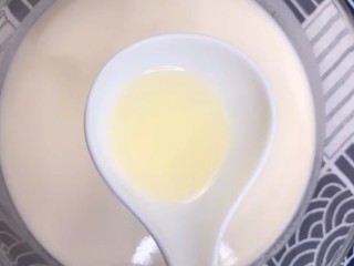 3、早餐鸡蛋饼,加入半勺食用油搅拌均匀