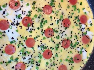 9、早餐鸡蛋饼,开小火煎至定型熟透