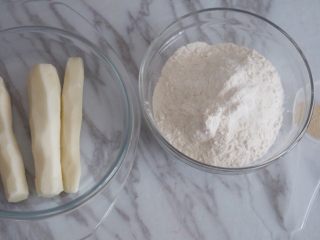 1、刀切山药馒头,准备好所需要的食材