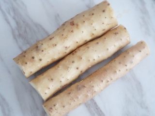 2、刀切山药馒头,取山药一根（淮山药或者铁杆山药）