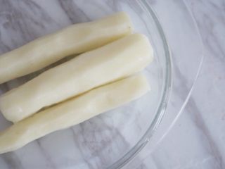 4、刀切山药馒头,洗净去皮后我们上蒸锅蒸15分钟左右，用筷子扎下熟了即可