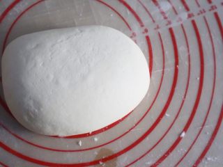 8、刀切山药馒头,从面包机中取出我们把它揉光滑盖上盆子醒发30分钟，（因为不同牌子面粉吸水量不同，如果觉得面团软了可以加干面粉，反之如果硬了可以加些水）