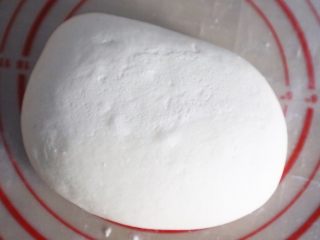 9、刀切山药馒头,醒发后你会发现明显变大，然后我们开始排气，因为不是造型馒头我们需要二发