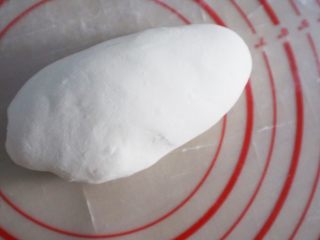 10、刀切山药馒头,排气的方法就是重新揉，把之前的气泡揉出去，这时候你会发现面团又变回原来的大小，明显比醒发的小很多