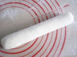 11、刀切山药馒头,然后我们将面剂搓成长条