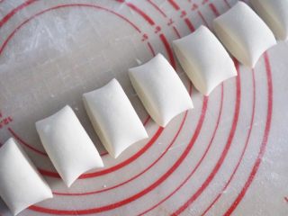 12、刀切山药馒头,用菜刀切出需要的大小即可