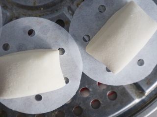 13、刀切山药馒头,放入蒸屉后开蒸锅大火2～3分钟关火，进行二次醒发，待到1到1.5倍大小我们就开火蒸12～15分钟左右