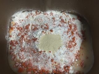1、小宝宝最喜欢的芝士小甜甜面包,除黄油外的材料放入面包桶一个和面程序