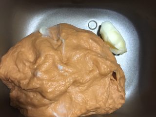 2、小宝宝最喜欢的芝士小甜甜面包,加入黄油再次一个和面程序