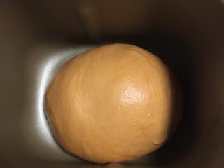 4、小宝宝最喜欢的芝士小甜甜面包,揉光放回面包桶