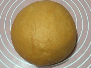 6、小宝宝最喜欢的芝士小甜甜面包,取出排气，松弛十五分钟