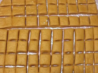 8、小宝宝最喜欢的芝士小甜甜面包,切成2厘米的小块