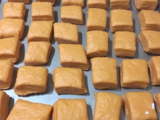 9、小宝宝最喜欢的芝士小甜甜面包,在烤盘中排好