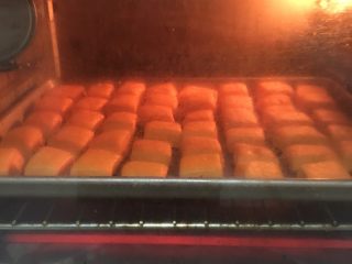 10、小宝宝最喜欢的芝士小甜甜面包,放烤箱发酵至二倍大