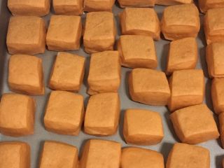 11、小宝宝最喜欢的芝士小甜甜面包,烤箱上下温180预热五分钟，把面包放入烤箱烤15分钟