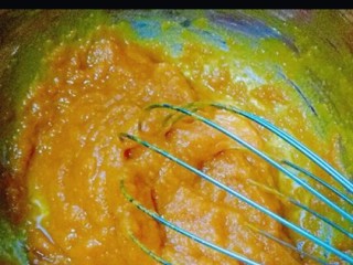 3、南瓜豆沙包,用手动打蛋器打成泥。
