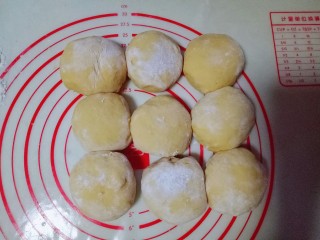 7、南瓜豆沙包,发酵好的面团肉圆，揉光，搓成长条，再分成等份的小面团，每个面团约60g。