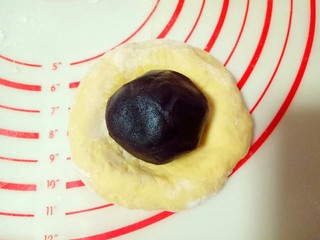 9、南瓜豆沙包,取一小块面团，用手掌心按压成饼，(用擀面杖也可以哦) 放上豆沙馅，虎口手法包起来。