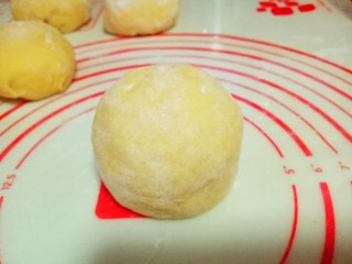 10、南瓜豆沙包,收口朝下，像做包子一样轻轻的揉圆，依次做完。
