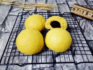 11、南瓜豆沙包,美美哒开吃吧！口感像面包一样哈。