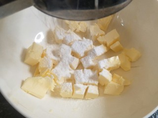 3、大理石花纹磅蛋糕,加入过筛的120g糖粉