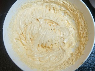 10、大理石花纹磅蛋糕,打到这样用光泽，如果天气热的话黄油太软可以放冷藏10分钟