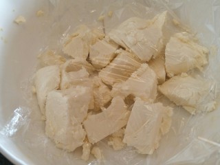 1、舒芙蕾轻乳蛋糕,奶油奶酪200g软化