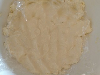 2、舒芙蕾轻乳蛋糕,推荐一个新的软化奶油奶酪的方法,隔着保鲜膜把它按软就可以了。