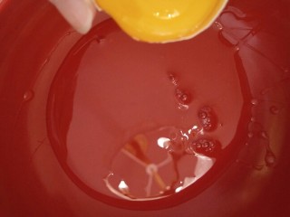 4、舒芙蕾轻乳蛋糕,分离三个蛋黄蛋白。