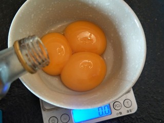 5、舒芙蕾轻乳蛋糕,在蛋黄中加入少许香草精,去除蛋腥味。