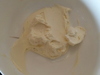 6、舒芙蕾轻乳蛋糕,用蛋抽,先把奶油奶酪打发软化